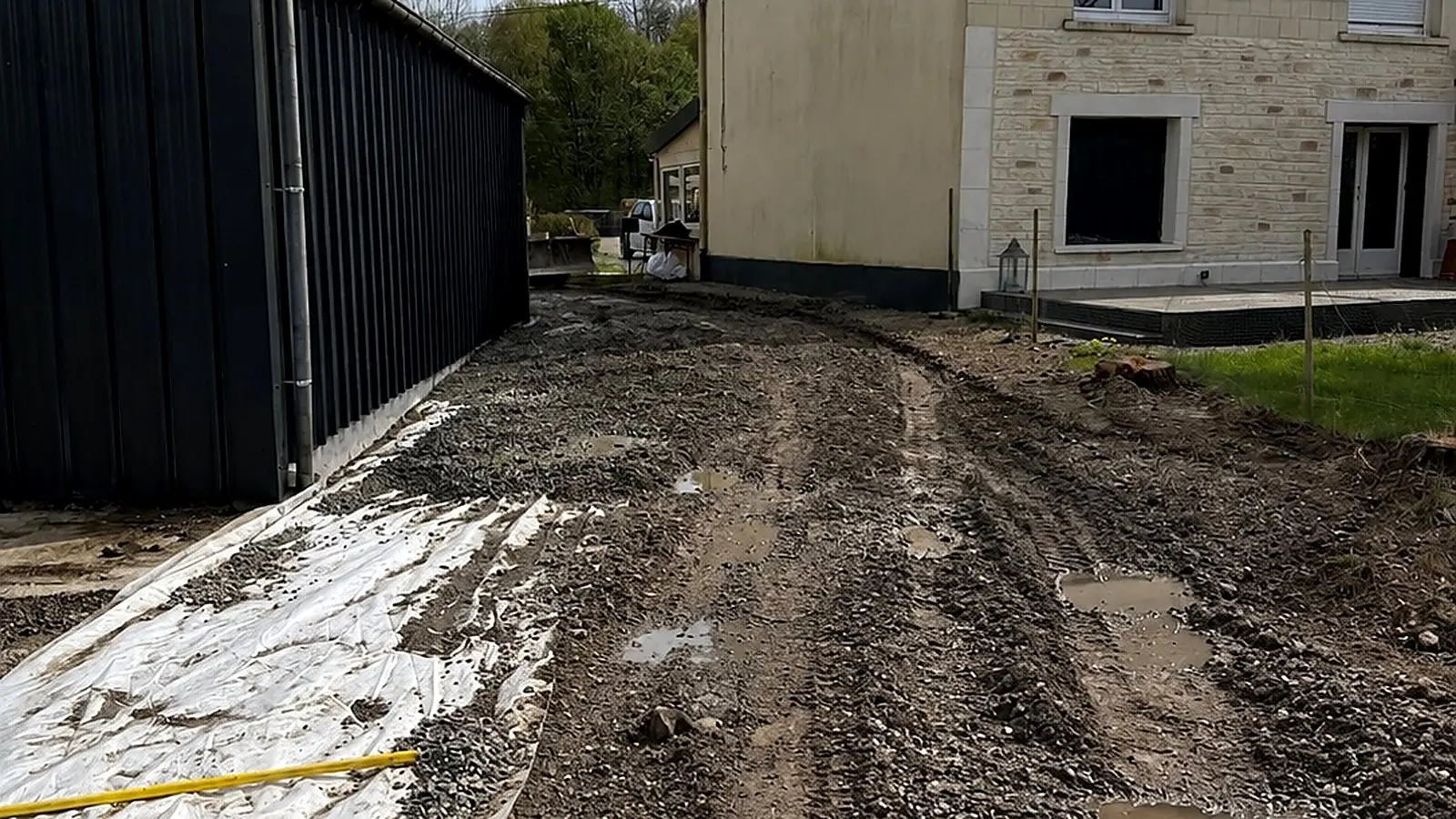Accès et cour avant travaux