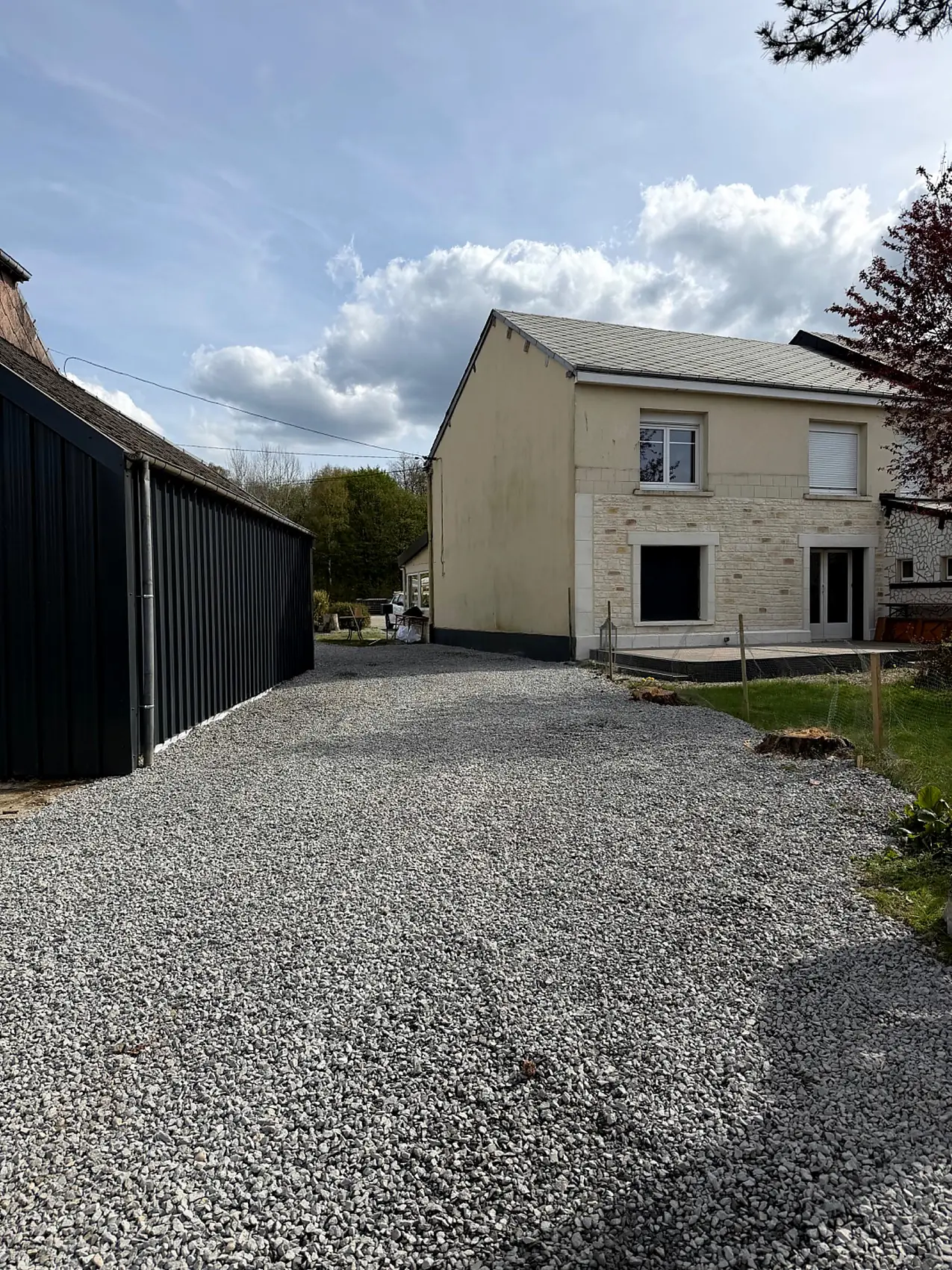 Cour empierrée et nivelée après travaux