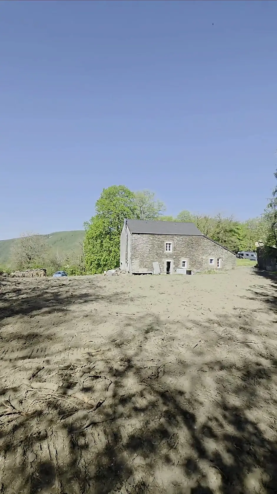 Terrain débroussaillé et nivelé autour d'un bâtiment