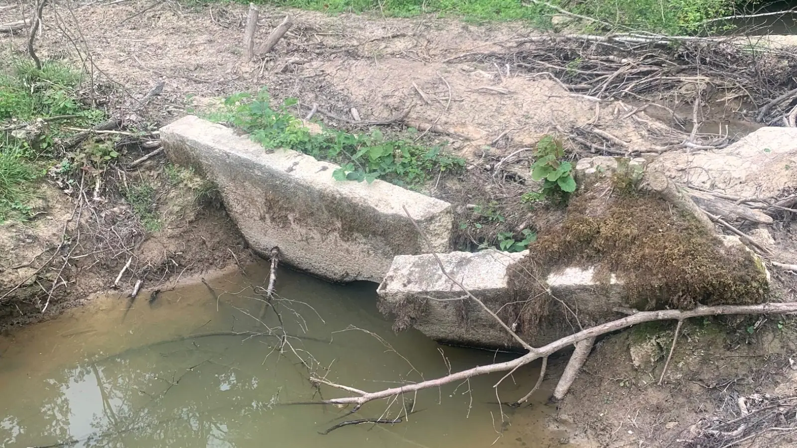 Curage et reprise d'un passage busé en bord de fossé