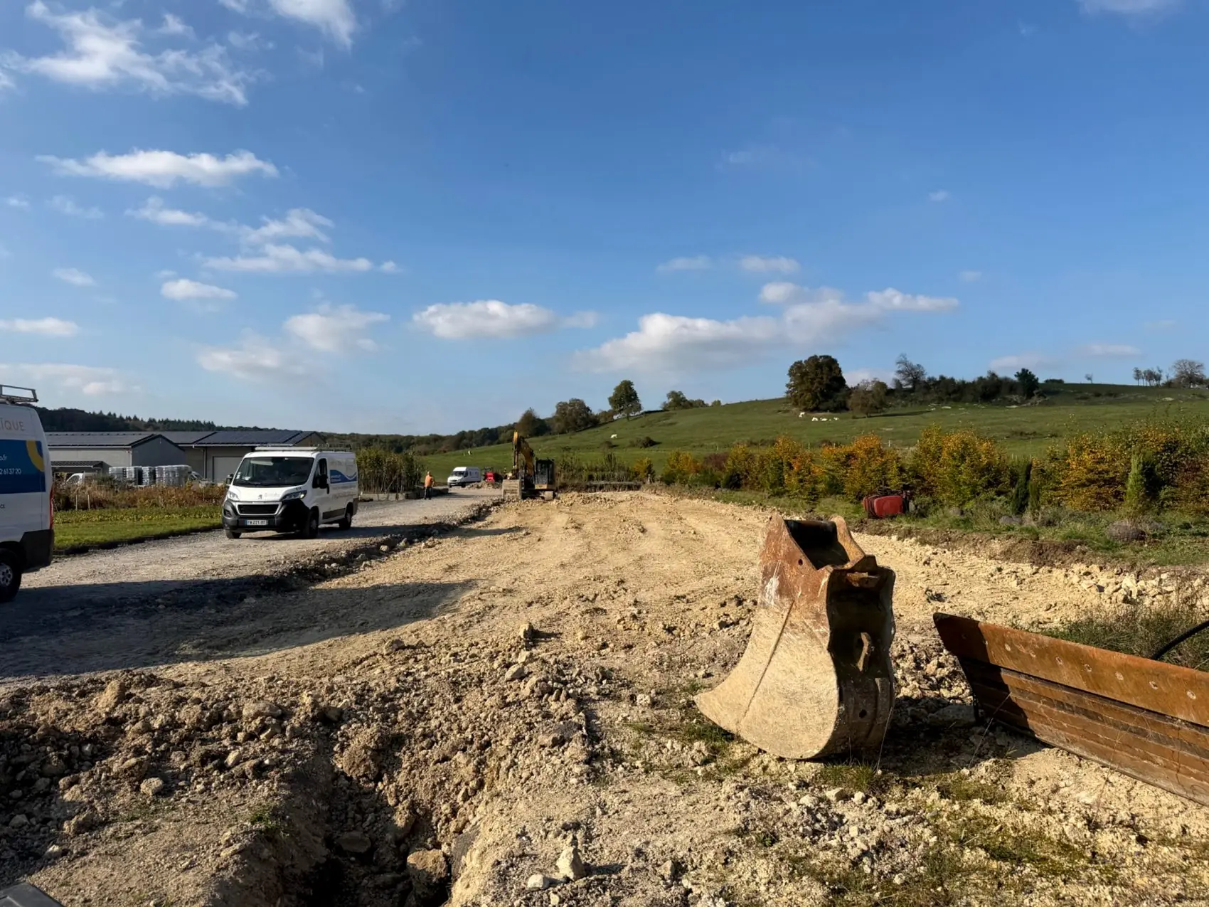 Godet de pelle sur chantier de préparation de terrain
